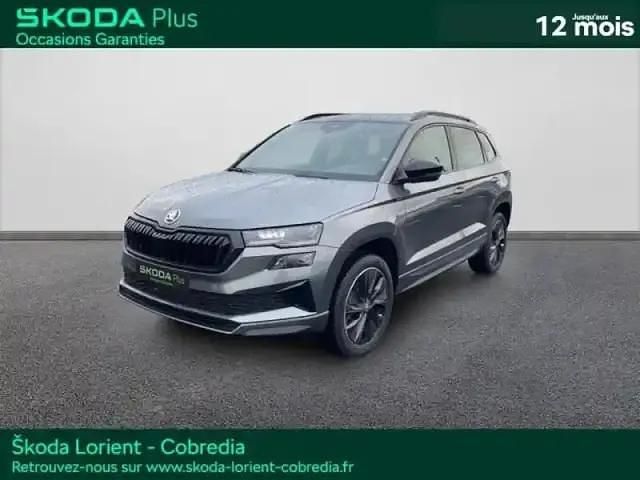 Gris graphite métallisée Nouvelle 2025 Skoda Karoq SportLine SUV | 39 990 € (Prix juste) - Image 1/4