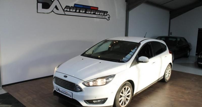 Blanc Utilisé 2018 Ford Focus Titanium Berline | 12 490 € (Prix juste) - Image 1/4