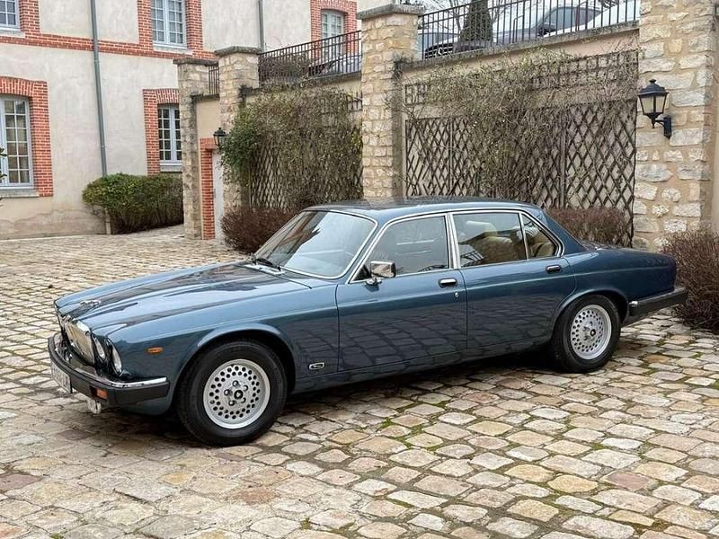 Occasion Jaguar XJ 205 ch (150 kW) 1984 Bleu Berline