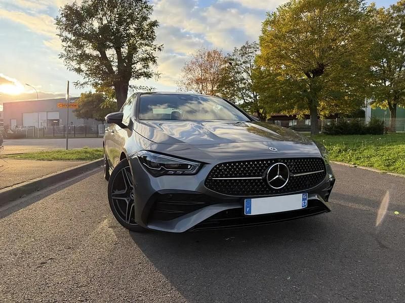 Gris Utilisé 2023 Mercedes CLA200 AMG line Coupé | 43 000 € - Image 1/4