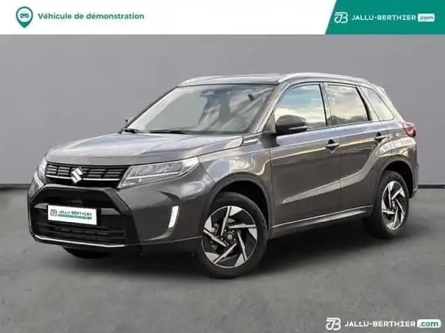 Titan dark gray pearl métallisé Occasion 2025 Suzuki Vitara Style SUV | 24 990 € (Prix juste) - Image 1/4