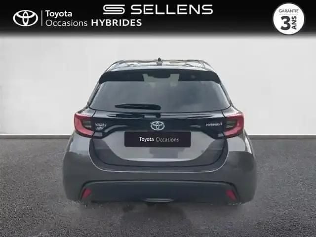 Occasion Toyota Yaris Hybrid Design 116 ch (85 kW) 2023 Gris atlas (m) Berline