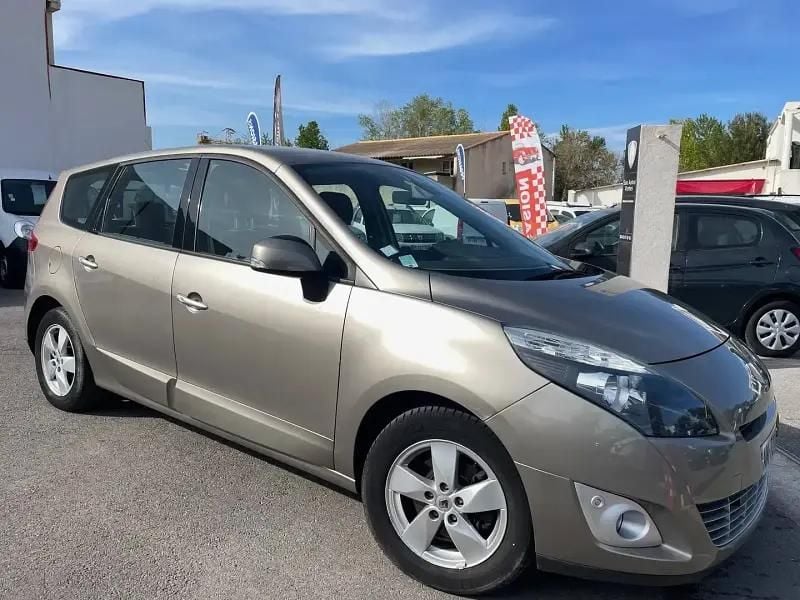 Beige Utilisé 2010 Renault Grand Scénic III Dynamique Monospace | 8 990 € (Prix cher) - Image 1/4