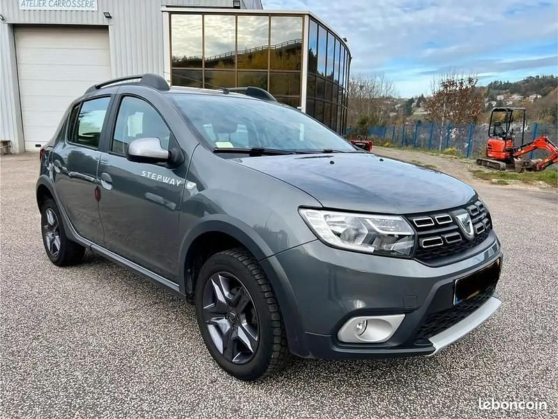 Gris Utilisé 2017 Dacia Sandero Celebration Berline | 9 790 € (Prix juste) - Image 1/4