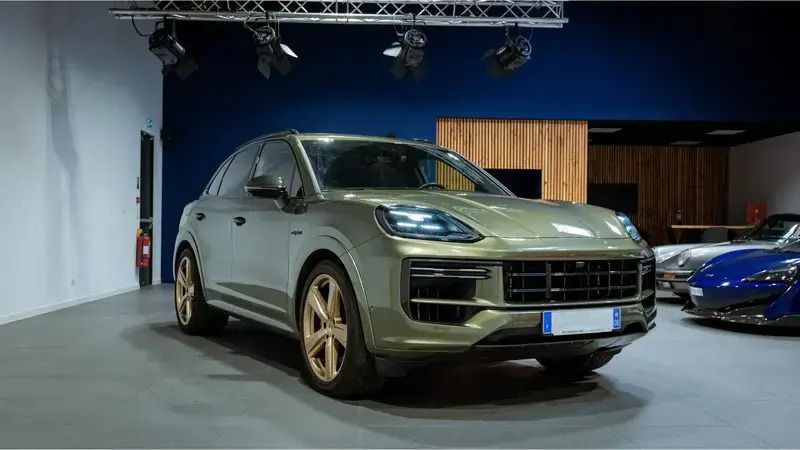 Vert Utilisé 2024 Porsche Cayenne Turbo SUV | 219 900 € - Image 1/4