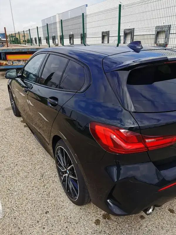 Noir Utilisé 2021 BMW 118 M Sport Citadine | 28 500 € (Prix juste) - Image 1/4