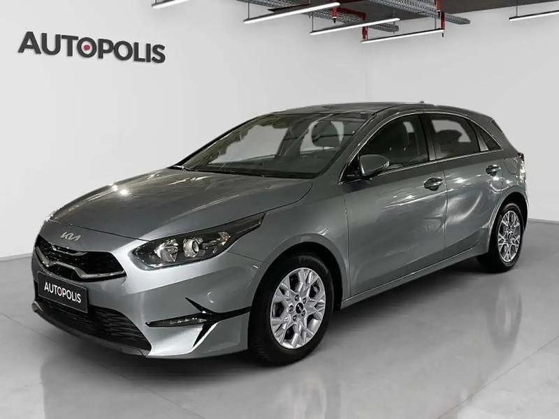 Gris Occasion 2024 Kia Ceed Citadine | 23 990 € (Prix juste) - Image 1/4