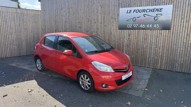 Rouge Utilisé 2014 Toyota Yaris Active Berline | 8 290 € (Prix assez cher) - Image 1/4