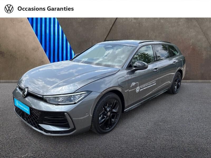 Nouvelle 2025 VW Passat R-line Break | 54 490 € (Prix juste) - Image 1/4