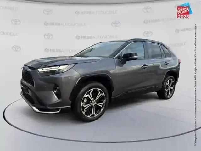 Gris atlas/toit noir attitude Occasion 2025 Toyota RAV4 Hybrid SUV | 53 799 € (Prix cher) - Image 1/4
