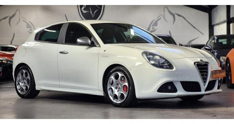 Blanc Utilisé 2011 Alfa Romeo Giulietta Quadrifoglio Verde Berline | 16 990 € - Image 1/4