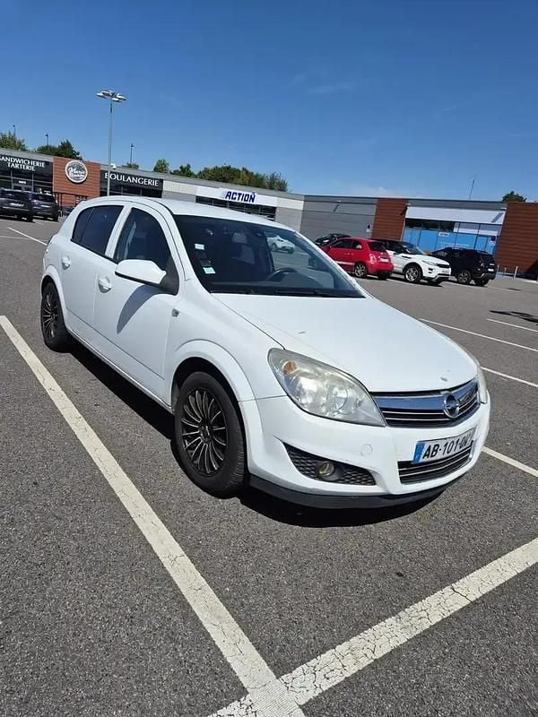 Utilisé 2009 Opel Astra Berline | 1 900 € - Image 1/4