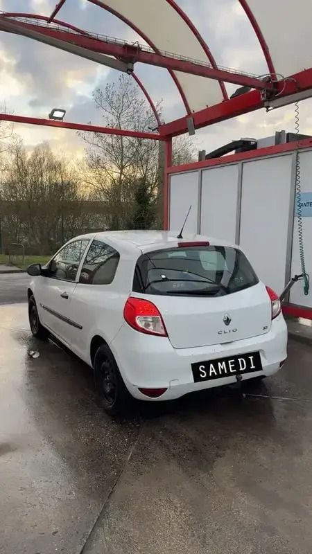 Utilisé 2010 Renault Clio III Berline | 1 800 € (Super prix) - Image 1/4