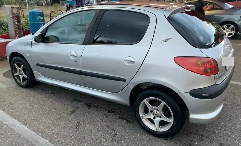 Gris Utilisé 2005 Peugeot 206 Style Berline | 2 200 € (Prix juste) - Image 1/4