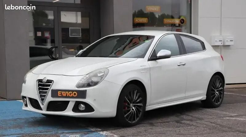 Blanc Utilisé 2014 Alfa Romeo Giulietta Distinctive Citadine | 7 490 € - Image 1/4