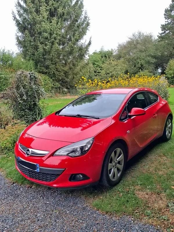 Rouge Utilisé 2012 Opel Astra GTC Edition Berline | 6 500 € - Image 1/4