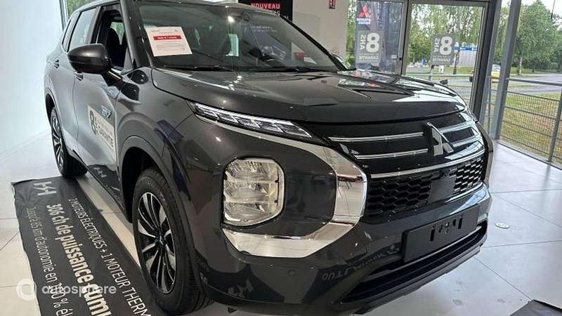 Nouvelle Mitsubishi Outlander P-HEV Invite 137 ch (100 kW) 2025 Gris SUV