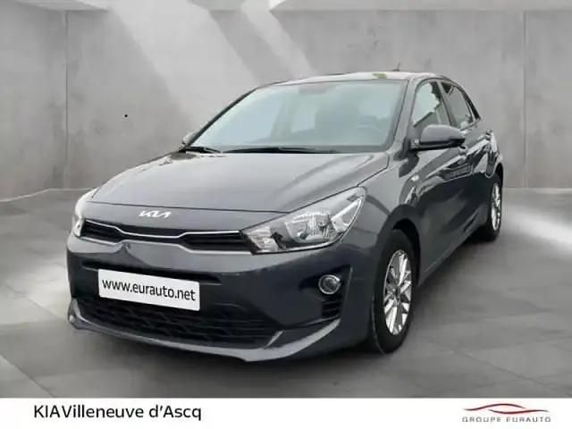 Gris magnétique métallisé Occasion 2023 Kia Rio Active Berline | 14 990 € (Prix juste) - Image 1/4