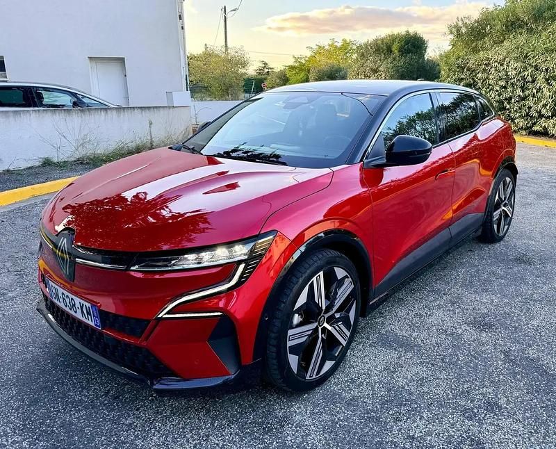Rouge Occasion 2023 Renault Megane E-Tech Iconic Berline | 26 900 € (Prix juste) - Image 1/4