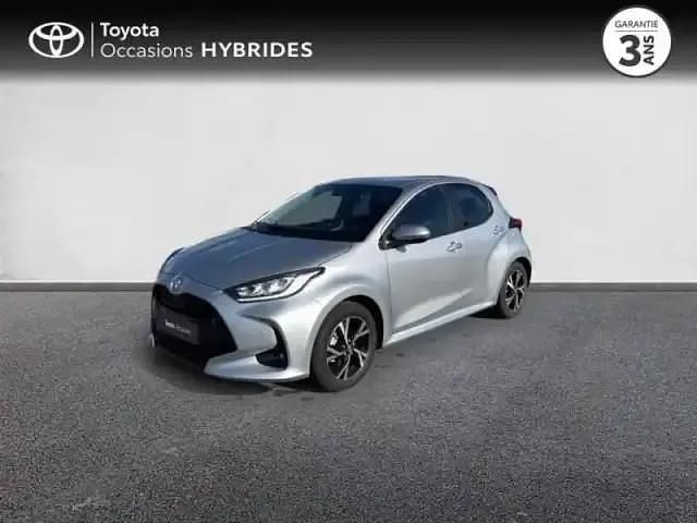 Gris minéral (m) Utilisé 2025 Toyota Yaris Hybrid Design Berline | 23 980 € (Prix assez cher) - Image 1/4