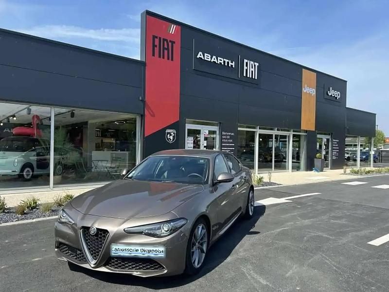 Rouge Utilisé 2017 Alfa Romeo Giulia Super Berline | 18 900 € - Image 1/4