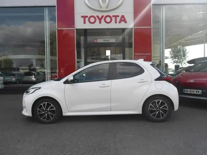 Blanc Utilisé 2023 Toyota Yaris Hybrid Design Berline | 20 990 € (Prix juste) - Image 1/4
