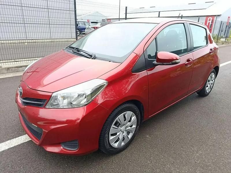 Rouge Utilisé 2011 Toyota Yaris Active Berline | 4 000 € - Image 1/4