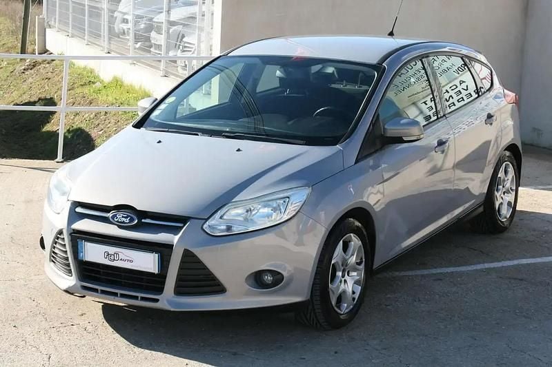 Gris Occasion 2011 Ford Focus Trend Berline | 5 490 € (Bon prix) - Image 1/4