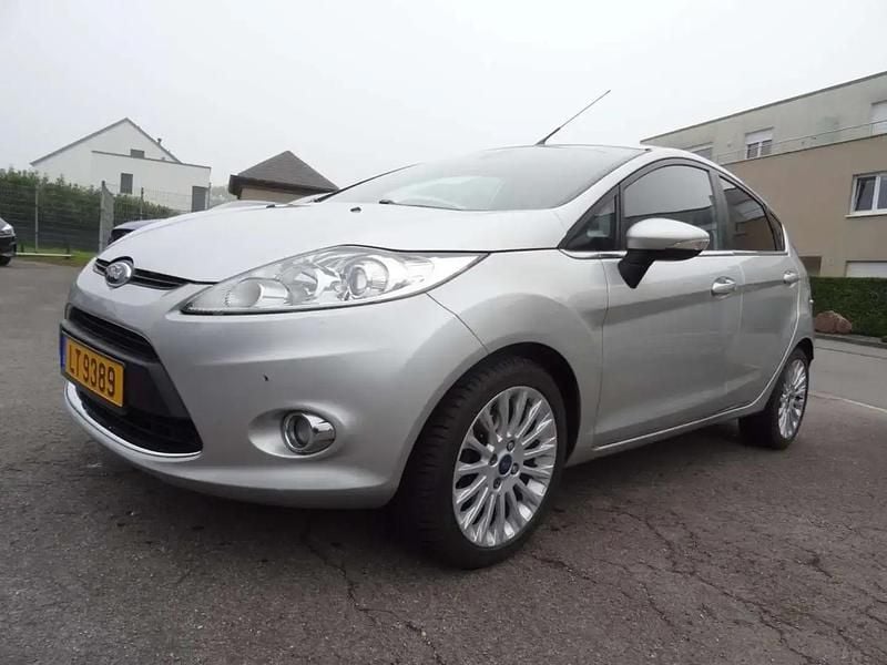 Gris Utilisé 2012 Ford Fiesta Titanium Citadine | 7 500 € (Prix juste) - Image 1/4