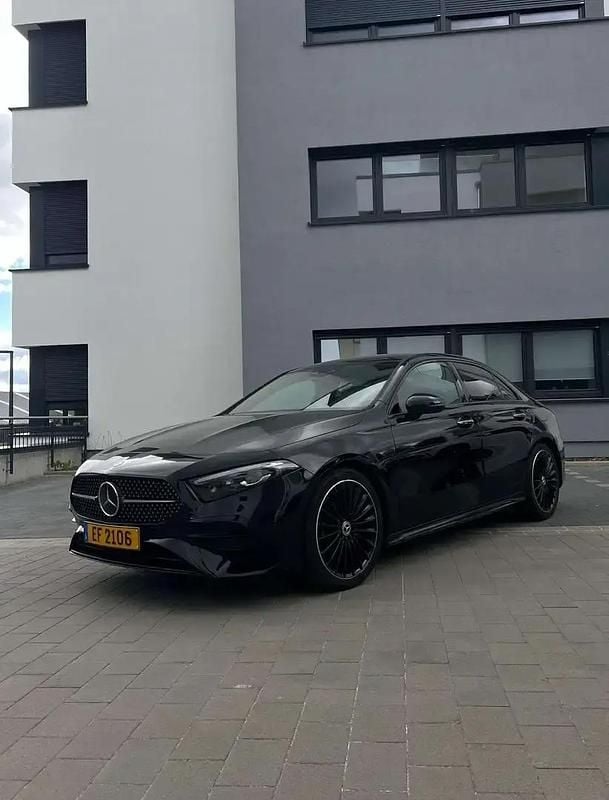 Noir Utilisé 2023 Mercedes A200 AMG line Citadine | 34 000 € - Image 1/4