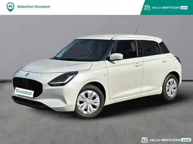 Pure white pearl métallisé Occasion 2025 Suzuki Swift Berline | 16 990 € (Prix juste) - Image 1/4
