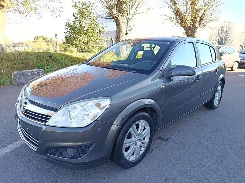 Gris Utilisé 2009 Opel Astra Cosmo Berline | 2 800 € - Image 1/4