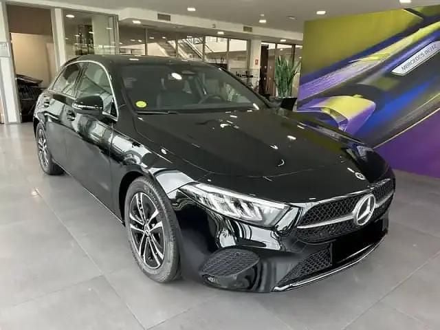 Kosmosblack met. Utilisé 2025 Mercedes A200 Berline | 34 990 € (Prix juste) - Image 1/4