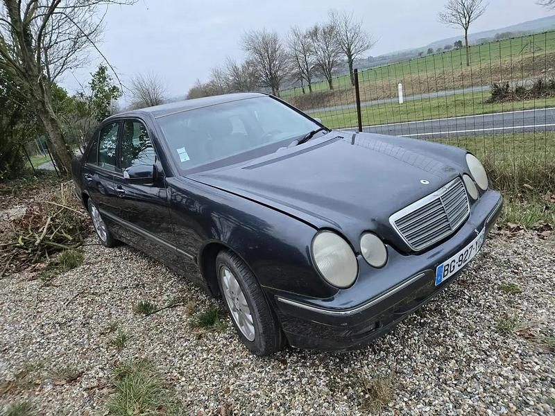 Occasion 2000 Mercedes E220 Berline | 1 200 € - Image 1/4