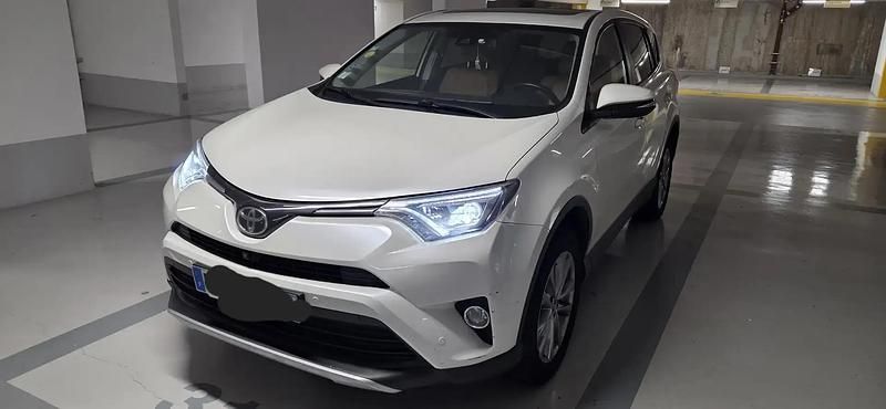 Blanc Occasion 2017 Toyota RAV4 Lounge SUV | 15 990 € - Image 1/4
