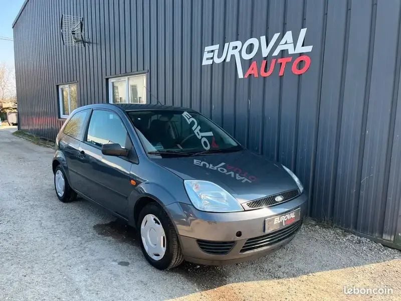 Gris Utilisé 2005 Ford Fiesta Ambiente Citadine | 3 490 € (Bon prix) - Image 1/4