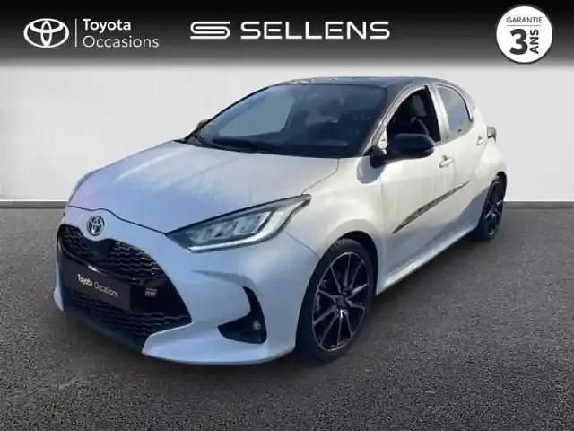 Bi ton blanc lunaire Utilisé 2022 Toyota Yaris Hybrid Sport Berline | 22 880 € (Prix cher) - Image 1/4