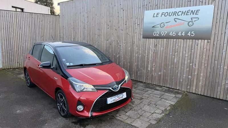 Rouge Occasion 2016 Toyota Yaris Hybrid Berline | 11 490 € (Bon prix) - Image 1/4