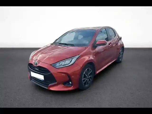 Occasion Toyota Yaris Hybrid Design 116 ch (85 kW) 2022 Rouge intense (n) Berline