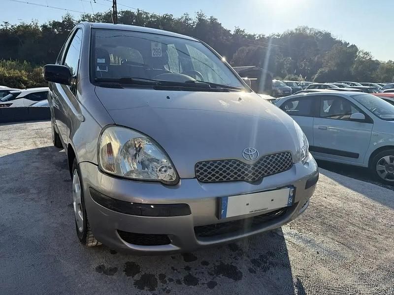 Gris Utilisé 2003 Toyota Yaris Luna Berline | 3 290 € - Image 1/4