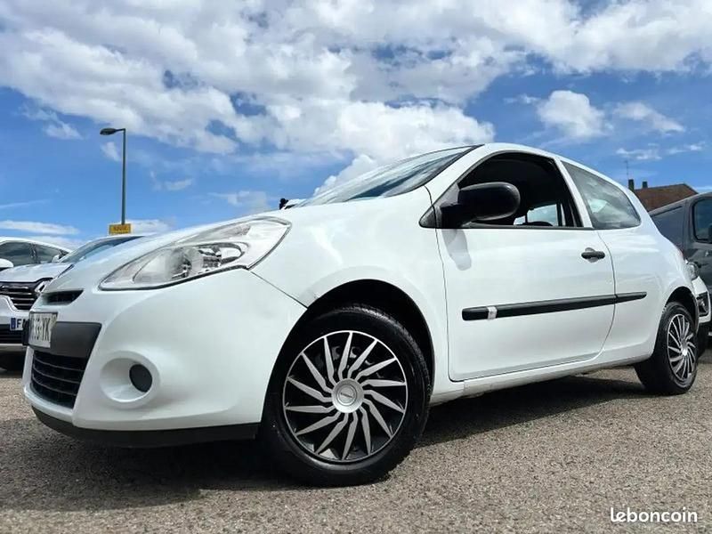 Blanc Utilisé 2012 Renault Clio III Berline | 4 990 € (Prix juste) - Image 1/4