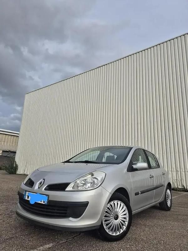Gris Utilisé 2007 Renault Clio II Berline | 3 990 € (Prix juste) - Image 1/4