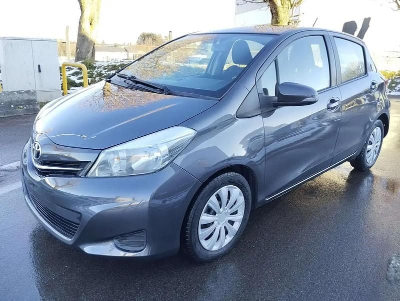 Gris Utilisé 2011 Toyota Yaris Comfort Berline | 4 100 € - Image 1/4