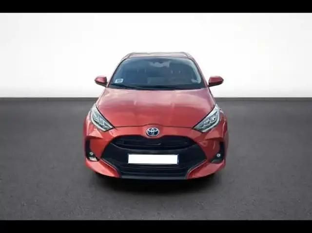 Occasion Toyota Yaris Hybrid Design 116 ch (85 kW) 2022 Rouge intense (n) Berline