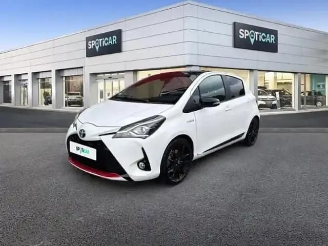 Blanc pur biton toit noir Utilisé 2019 Toyota Yaris Hybrid Sport Berline | 16 490 € (Prix juste) - Image 1/4