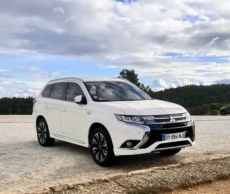 Blanc Utilisé 2015 Mitsubishi Outlander P-HEV Intense SUV | 13 000 € - Image 1/4
