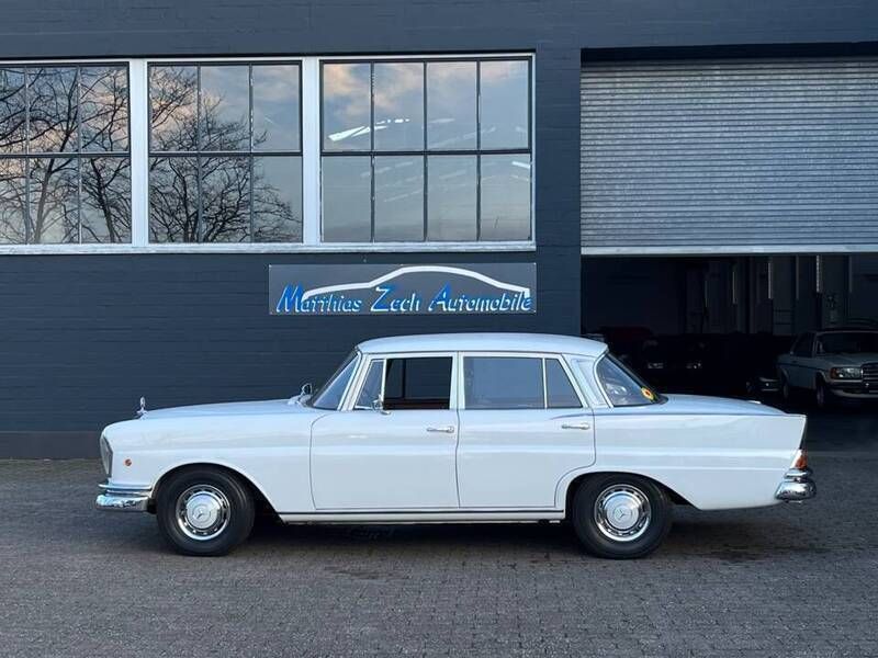 Blanc Utilisé 1965 Mercedes 230 Berline | 30 900 € - Image 1/4