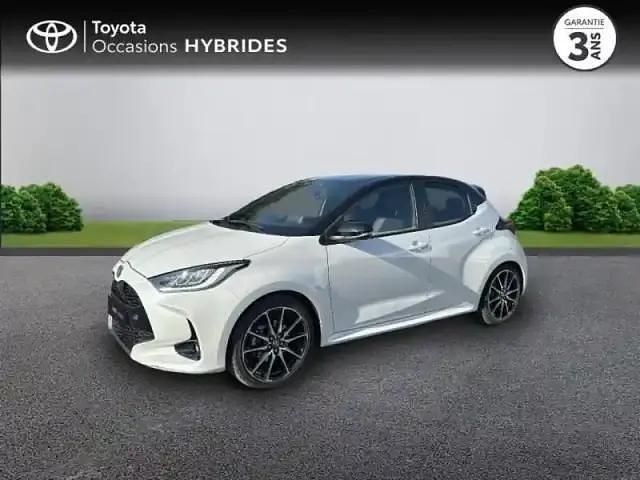 Biton blanc lunaire / toit noir Occasion 2023 Toyota Yaris Hybrid Sport Berline | 21 990 € (Prix assez cher) - Image 1/4