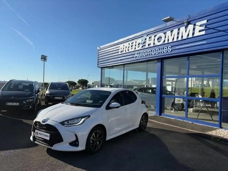 Blanc Utilisé 2022 Toyota Yaris Hybrid Design Berline | 19 990 € (Prix juste) - Image 1/4