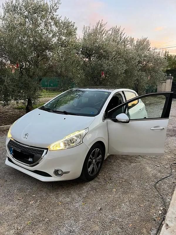 Occasion 2012 Peugeot 208 Allure Citadine | 4 500 € (Super prix) - Image 1/4